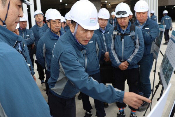 송치영 포스코이앤씨 사장이 지난 23일 중대재해가 발생한 대구 현장을 직접 방문해 네 번째 '현장 전사경영회의'를 진행했다./사진=포스코이앤씨 