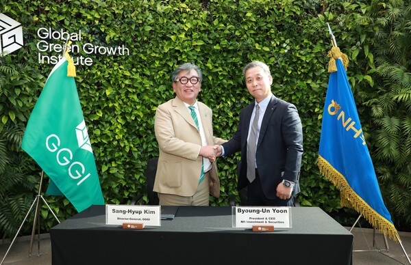 지난 27일 글로벌녹색성장기구(GGGI) 본사에서 열린 NH투자증권과 GGGI의 협약식에서 (오른쪽부터) 윤병운 대표이사와 김상협 사무총장이 기념 촬영하고 있다. /사진=NH투자증권