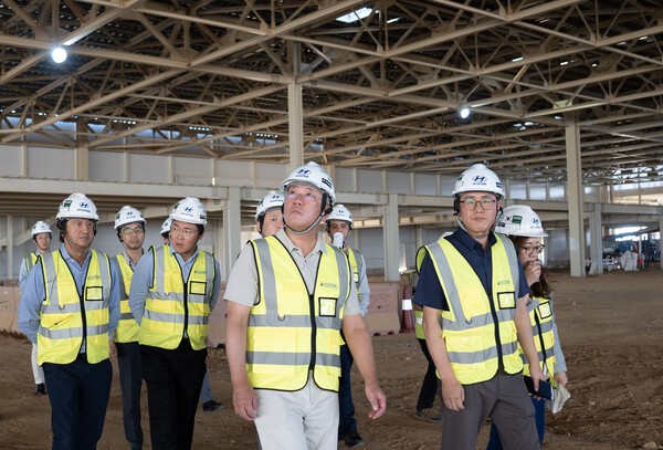 정의선 현대차그룹 회장(가운데)이 사우디 신공장 건설현장을 둘러보고 있다. / 사진=현대차그룹