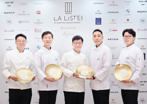 ‘라 리스트 2026 레스토랑 한국 시상식’에 참석한 서울신라호텔 셰프들(왼쪽부터 팔선 주홍삼 셰프, 아리아께 정종술 셰프, 라연 김성일 셰프, 라연 차도영 셰프, 콘티넨탈 김성현 셰프)의 모습./사진=호텔신라 