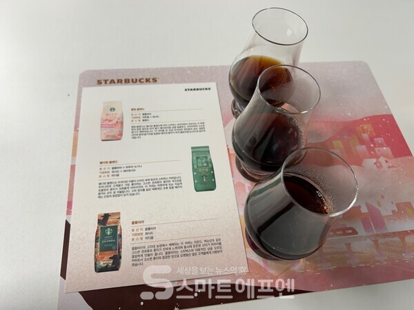 위에서부터 차례로 '별빛 블렌드', '별다방 블렌드', '콜롬비아'의 설명과 커피의 모습이다./사진=김선주 기자 