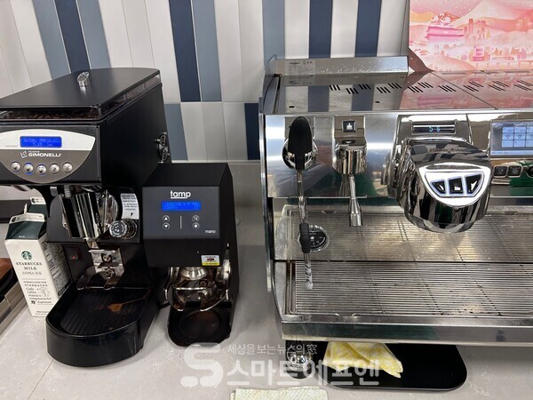 별빛 블렌드 출시를 기념해 운영한 '별빛 클래스'에서는 카페 라떼 만들기 체험도 진행됐다./사진=김선주 기자 