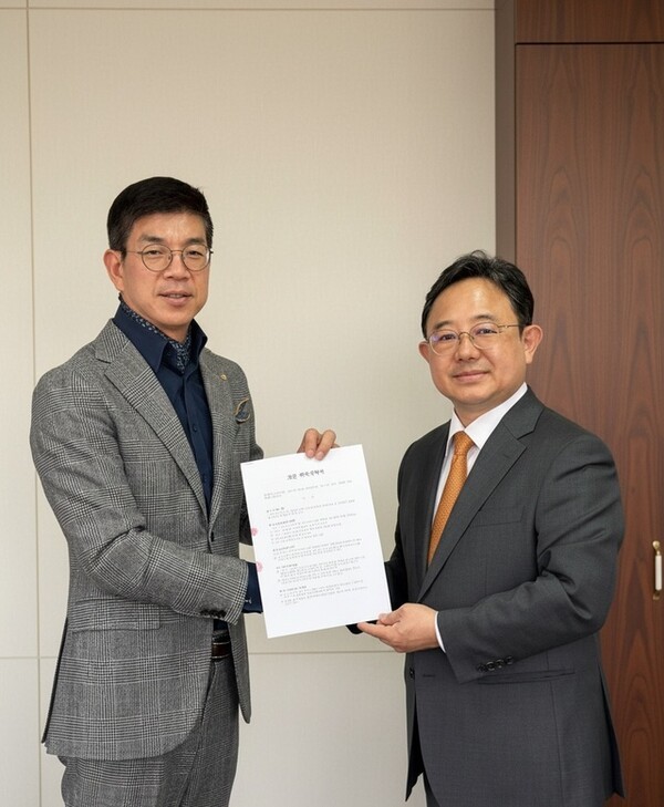 정휘영 선라이즈글로벌 대표 겸 지슨 고문(왼쪽)과 한동진 지슨 대표가 기념 촬영을 하고 있다. 