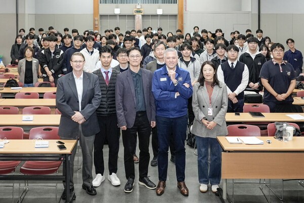 STEM 교육 프로젝트 결과 발표회 현장에서 단체 사진을 촬영하고 있는 GM 한국사업장 임직원들과 인천 지역 고등학생들. (앞줄 오른쪽부터) 헥터 비자레알 GM 한국사업장 사장(2번째), 브라이언 맥머레이 지엠테크니컬센터코리아 사장(5번째), 닐 드림슨 한국뉴욕주립대 교수(3번째), 조규민 세이브더칠드런 인천아동권리센터장 (4번째) /사진=GM