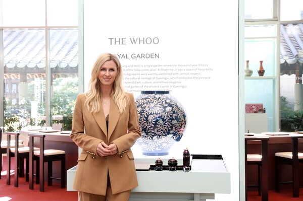 APEC 정상회의가 열리는 경주에서 럭셔리 코스메틱 브랜드 ‘더후’의 궁중 문화 헤리티지를 체험할 수 있는 ‘더후 아트 헤리티지 라운지’에 미국 디자이너 니키 힐튼이 방문했다./사진=LG생활건강