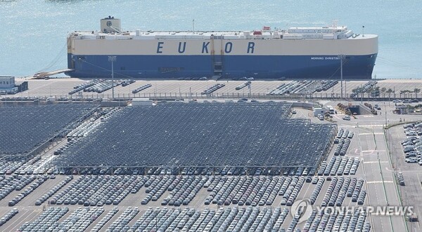 수출 선적을 앞둔 자동차들.                                        /사진=연합뉴스