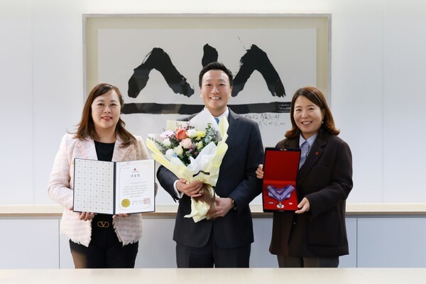 AIA생명이 지난 29일 제12회 사랑의열매 대상에서 기부 부문 ‘나눔장’을 수상했다. (왼쪽부터) 황지예 AIA생명 마케팅본부장, 촹 네이슨 마이클 AIA생명 대표, 정민주 서울 사랑의열매 사회공헌팀장이 기념촬영을 하고 있다. /사진=AIA생명