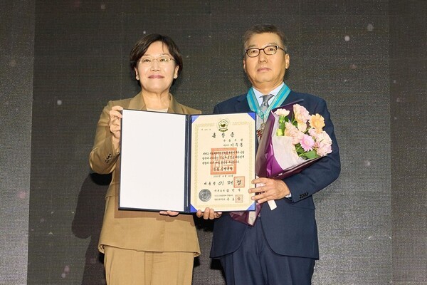 풀무원 이우봉 총괄CEO(오른쪽), 은탑산업훈장 수여