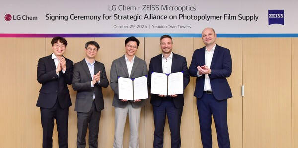 여의도 LG트윈타워에서 LG화학 전자소재사업부장 고경덕 상무(왼쪽에서 3번째), 자이스의 슈테판 회퍼 사업개발총괄(왼쪽에서 4번째) 등 양사 경영진들이 사업협력 계약을 체결한 뒤 기념촬영을 하고 있다. /사진=LG화학