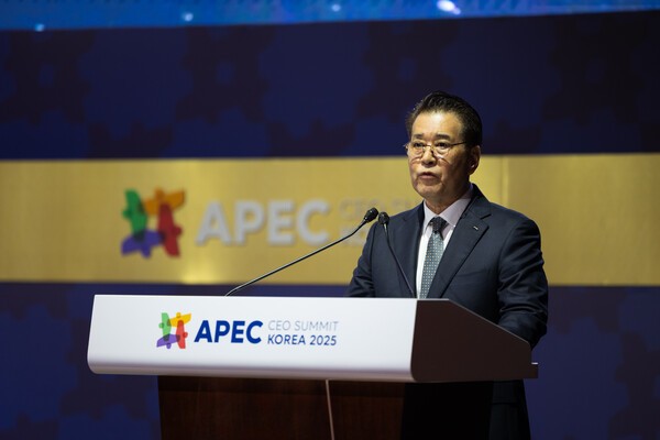 포스코그룹 장인화 회장이 APEC CEO Summit이 열리는 경주 예술의전당에서 기조연설을 하고 있다. /사진=포스코