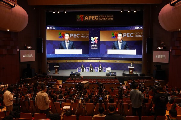 포스코그룹 장인화 회장이 APEC CEO Summit이 열리는 경주 예술의전당에서 기조연설을 하고 있다. /사진=포스코