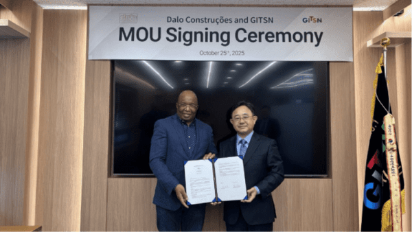 모잠비크 달루 사의 아마데 대표(왼쪽)와 ㈜지슨 한동진 대표이사가 MOU를 체결하고 기념사진을 촬영하고 있다. / 사진=지슨