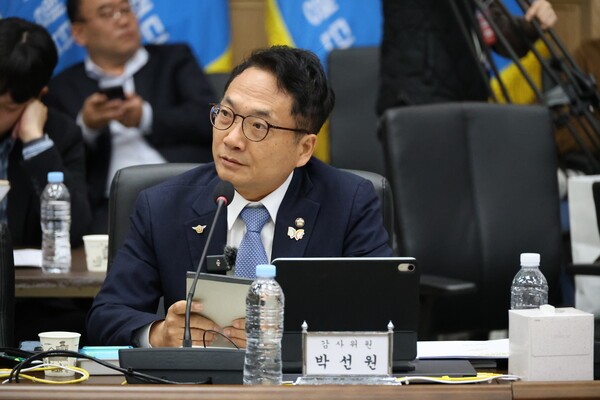 더불어민주당 박선원 의원이 10월 23일 충남 계룡대 공군본부에서 열린 국회 국방위원회 공군 대상 국정감사에서 질의하고 있다. /사진=연합