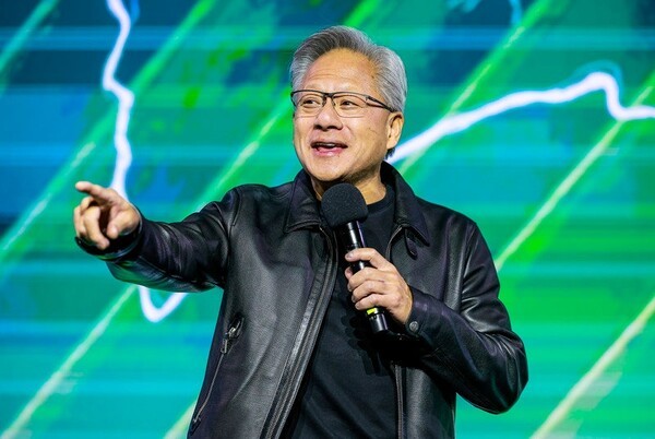 젠슨 황 엔비디아 최고경영자가 30일 서울 코엑스에서 열린 엔비디아의 그래픽카드(GPU) '지포스' 출시 25주년 행사에서 단상에 올라 발언하고 있다. /사진=연합뉴스