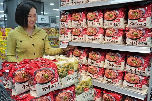 롯데쇼핑 직원이 부대짜글면을 소개하고 있다. / 사진=롯데쇼핑