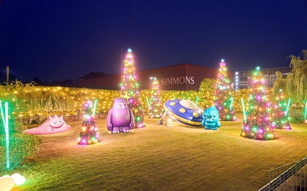 시몬스가 연말 시즌을 맞아 경기도 이천의 복합문화공간 시몬스 테라스에서 크리스마스 트리 및 일루미네이션을 몬스터 캐릭터와 함께 선보인다. 
