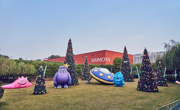 시몬스가 연말 시즌을 맞아 경기도 이천의 복합문화공간 시몬스 테라스에서 크리스마스 트리 및 일루미네이션을 몬스터 캐릭터와 함께 선보인다. 
