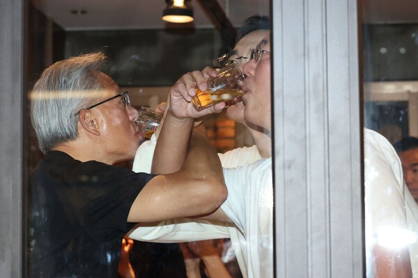 젠슨 황 엔비디아 최고경영자가 30일 서울 삼성동 한 치킨집에서 진행된 이재용 삼성전자 회장, 정의선 현대차그룹 회장과 치맥 회동을 하고 있다. /사진=연합