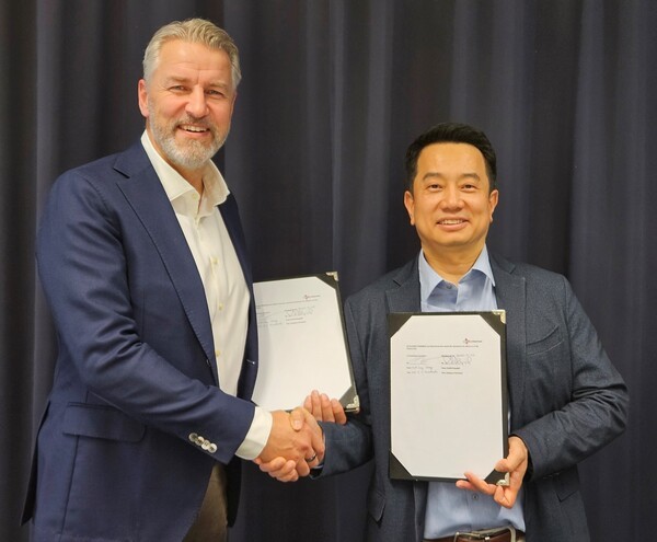 파트너십 체결식에서 기념사진 촬영을 하고있는 정혁성 CJ제일제당 BMS본부장(오른쪽)과 프레드릭 베리에고르 BIQ머티리얼즈 회장./사진=CJ제일제당