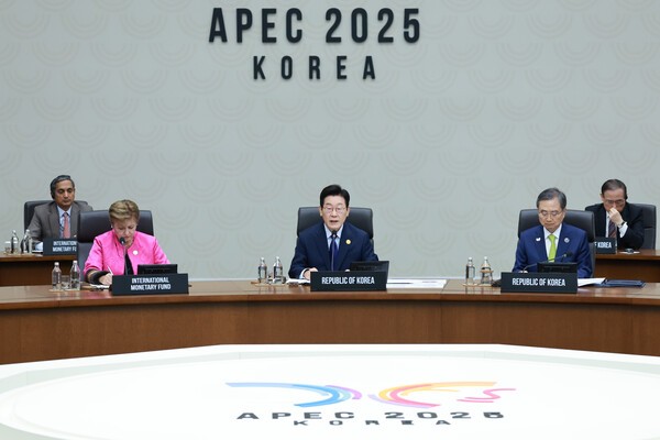 이재명 대통령이 31일 경주화백컨벤션센터(HICO)에서 열린 2025 아시아태평양경제협력체(APEC) 정상회의 제1세션을 주재하고 있다./사진=연합뉴스