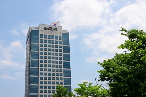 기아가 3분기 기준 매출 28조6861억원을 달성하며 최대 매출을 기록했지만, 대미 관세 부담과 글로벌 인센티브 증가, 환율 급등에 따른 복합요소로 영업이익은 전년 대비 49.2% 하락했다.  / 사진 = 기아
