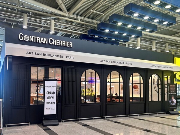 풀무원푸드앤컬처가 지난 6월 청주국제공항 복합컨세션 운영 사업권을 신규 수주하고, ‘곤트란 쉐리에’를 비롯해 총 8개 식음매장을 새롭게 오픈했다. 사진은 국내 공항 최초로 청주공항에 입점한 ‘곤트란 쉐리에’ 매장 전경./사진=풀무원 