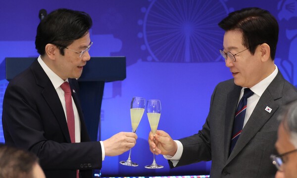 이재명 대통령의 국정수행 지지도가 53.0%로 3주만에 반등했다는 여론조사 결과가 나왔다. 이 대통령과 로런스 웡 싱가포르 총리가 지난 2일 용산 대통령실에서 열린 공식오찬에서 건배하고 있다./사진=연합뉴스