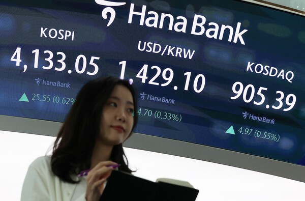 3일 오전 서울 중구 하나은행 본점 딜링룸에서 직원들이 업무를 보고 있다. /사진=연합뉴스