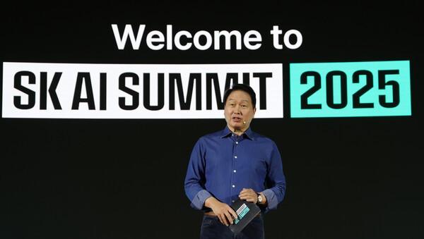 최태원 SK그룹 회장이 SK AI 서밋 2025에서 키노트 강연을 하고 있다. /사진=연합뉴스