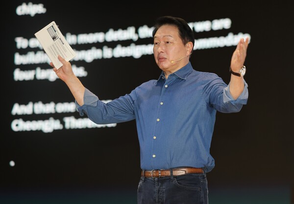 SK AI 서밋 2025 기조연설자로 나온 최태원 SK그룹 회장/사진=연합뉴스