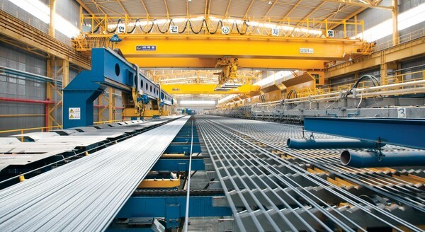 동국제강이 인천공장 압연공장 및 제강공장의 생산을 7월 22일부터 한 달간 중단한다고 밝혔다. 사진은 동국제강 인천공장에서 철근이 생산되는 모습. /사진=동국제강