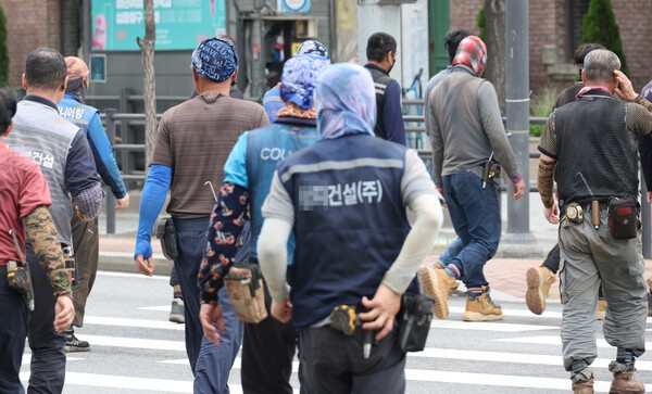 한국건설산업연구원이 발간한 '2008년 금융위기와 비교한 최근 건설경기 진단과 대응 방안' 보고서에서 최근 국내 건설경기 침체가 2008년 세계 금융위기 당시보다 심각하고 구조적 복합성을 띠고 있어 정책 지원이 필요하다는 제언이 나왔다. 사진은 5월 서울 마포구 한 공사 현장에서 관계자들이 이동하는 모습. /사진=연합