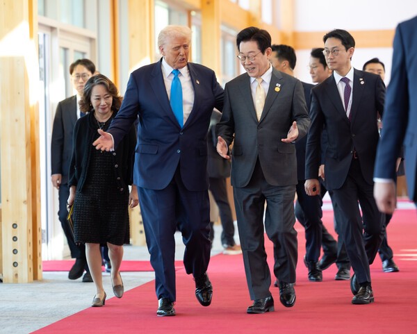 이재명 대통령과 도널드 트럼프 미국 대통령이 10월 29일 경북 경주박물관에서 정상회담장으로 이동하며 대화하고 있다. /사진=대통령실