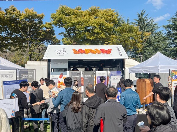 치킨 시식행사·체험존에 줄 선 외국 참가자의 모습./사진=교촌에프앤비