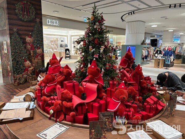 현대백화점은 연말마다 스토리를 담은 감각적인 연출과 이색적인 공간을 선보이며, 한국을 찾는 이들이 꼭 들러야 할 '글로벌 겨울 명소'로 자리매김한다는 방침이다./사진=김선주 기자 