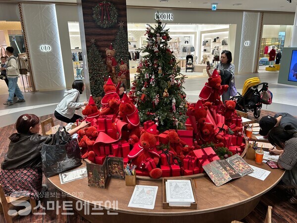 올해 현대백화점의 크리스마스 테마는 '해리의 크리스마스 공방(Atelier de Noël)'이다. 현대백화점 판교점 5층 패밀리가든에 위치한 공방의 모습이다./사진=김선주 기자