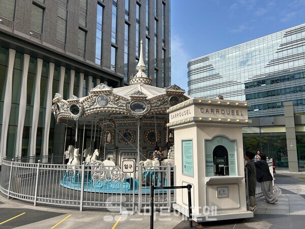 현대백화점 판교점 야외 회전목마의 모습./사진=김선주 기자 