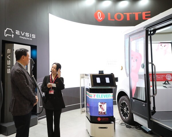 신동빈 롯데 회장은 3일 일본 도쿄에서 열리고 있는 ‘재팬모빌리티쇼 2025’를 방문해 2차전지 소재, 수소 사업, 자율 주행 등 그룹이 추진하고 있는 모빌리티 사업을 점검했다. 신 회장이 롯데관을 찾아 자율주행 기술에 관한 설명을 듣고 있다. /사진=롯데지주