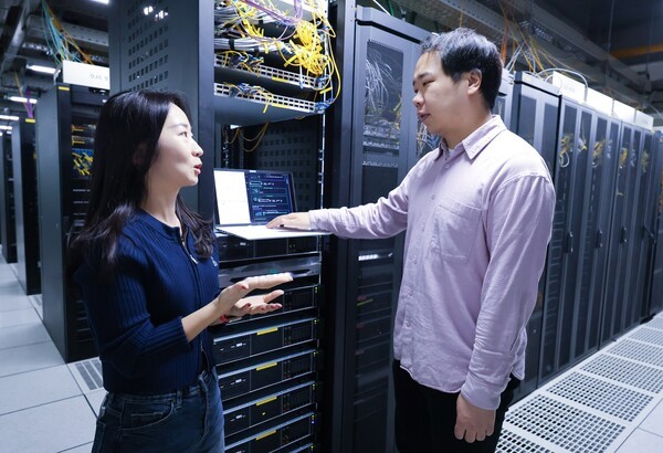 LG유플러스 직원들이 에이전틱 AI를 활용해 클라우드 네이티브 네트워크 소프트웨어를 설치하는 모습./사진=LG유플러스