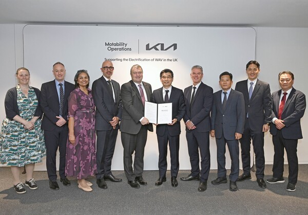기아와 모타빌리티 관계자들이 기념 촬영을 하고 있다. /사진=기아