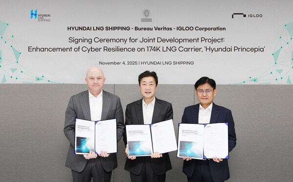 김은중 이글루코퍼레이션 부사장(오른쪽), 이규봉 현대엘엔지해운 대표이사(가운데), 크리스토프 바에스 프랑스선급 한국대표가 서울시 중구 현대엘엔지해운 본사에서 열린 UR E26 및 E27 기반 사이버복원력 관리체계 기술 공동개발프로젝트(JDP) 체결식에서 기념 촬영을 하고 있다. / 사진=이글루코퍼레이션