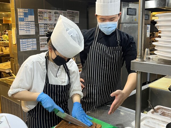 애슐리퀸즈 주방 관리자./사진=이랜드이츠