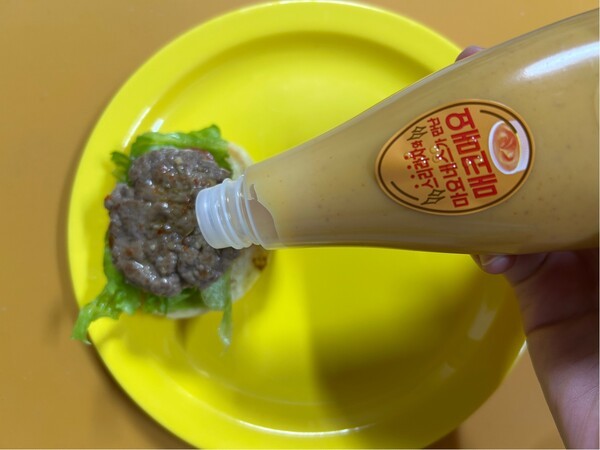 집에서 간단하게 미니햄버거나 샌드위치를 만들어 먹을 때 '매코매요' 소스를 사용하면 편리하다./사진=김선주 기자 