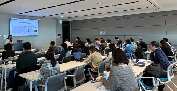 지난 5일 김가은 업비트 데이터랩 연구원이 NH투자증권 PB 대상 업클래스에서 '공포 탐욕 지수'에 대해 설명하고 있다. /사진=두나무