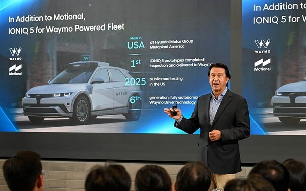 호세 무뇨스 현대차 대표이사 사장이 지난 5일 서울 강남구 사옥에서 열린 현대차 타운홀 미팅 '2025 리더스 토크(2025 Leaders Talk)'에서 임직원들에게 메시지를 전달하고 있다. / 사진=현대차·기아