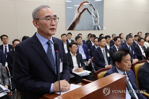 국회 과학기술정보방송통신위원회에서 열린 정보통신기술(ICT) 분야 산하기관 국정감사에서 김영섭 KT 대표이사가 해킹사태와 관련한 위원 질의에 답하고 있다. /사진=연합뉴스