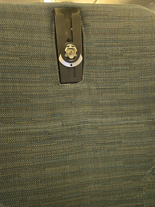 10월 12일 파리-인천 구간 티웨이항공 TW402편을 이용한 승객 A씨는 목받이가 없는 채 장시간 비행하며 불편함을 호소했다. /사진=제보자