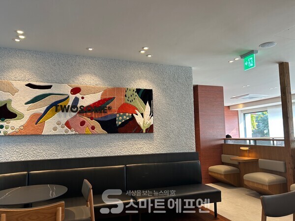 기존 투썸플레이스의 브랜드 이름이 길어 요새의 트렌드와 맞지 않다고 판단해 투썸2.0 매장은 '투썸(TWOSOME)'으로 명칭을 맞췄다. TWOSOME 로고 옆에 작은 동그라미에는 PL(Place)을 넣었다./사진=김선주 기자   