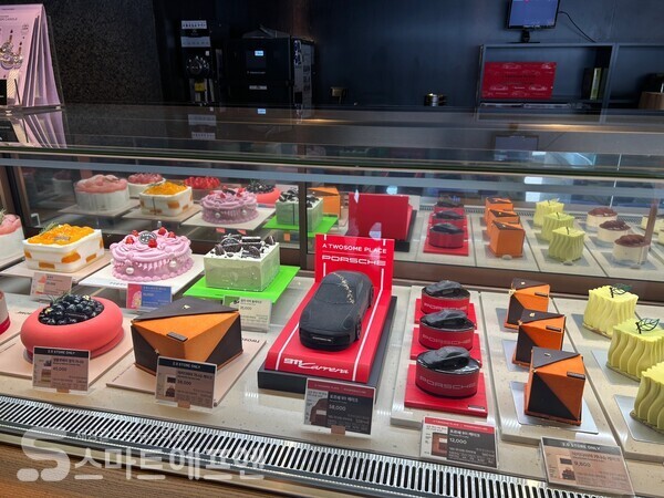 가장 왼쪽의 '생블루베리 말차 가나슈'와 그 옆 '마카다미아 가나슈 케이크'는 투썸2.0 매장에서만 판매한다./사진=김선주 기자