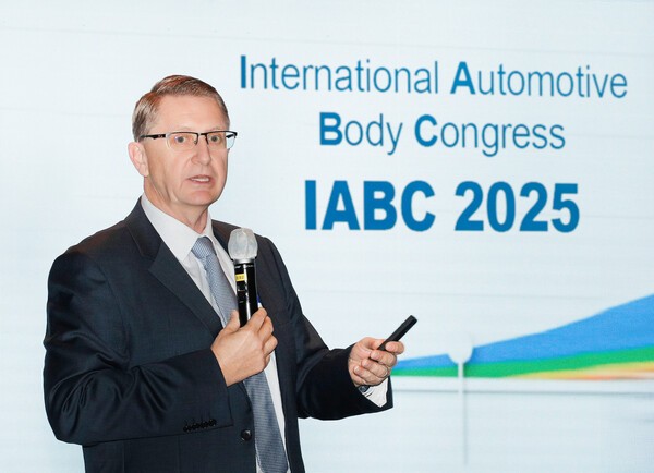 IABC 2025 서울에서 환영사를 전하는 지엠테크니컬센터코리아 브라이언 맥머레이 사장. /사진=제너럴 모터스